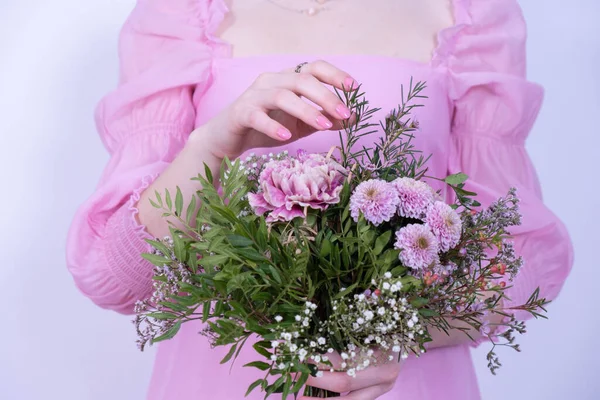 Ramo Flores Una Niña Vestido Rosa Sobre Fondo Blanco — Foto de Stock
