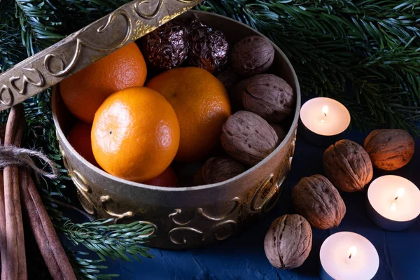 Véspera Ano Novo Velas Tangerinas Nozes Uma Caixa Ramos Abeto — Fotografia de Stock