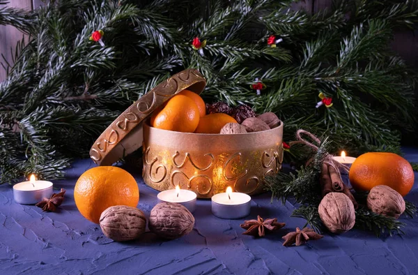 Velas Estão Queimando Tangerinas Nozes Uma Caixa Ramos Abeto Mesa — Fotografia de Stock