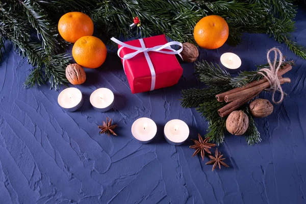 Presente Tangerinas Nozes Velas Estão Queimando Ramos Abeto Mesa Véspera — Fotografia de Stock