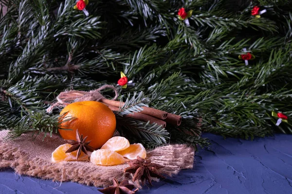 Tangerinas Ramos Abeto Mesa Véspera Ano Novo Fundo Azul — Fotografia de Stock