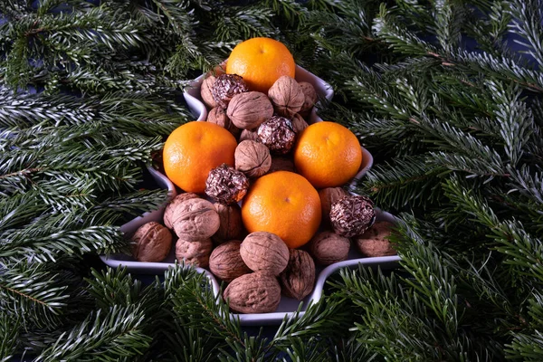 Tangerinas Suculentas Nozes Uma Mesa Forma Uma Árvore Natal Ramos — Fotografia de Stock