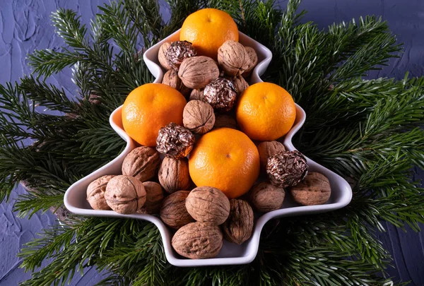 Tangerinas Suculentas Doces Nozes Uma Mesa Forma Uma Árvore Natal — Fotografia de Stock