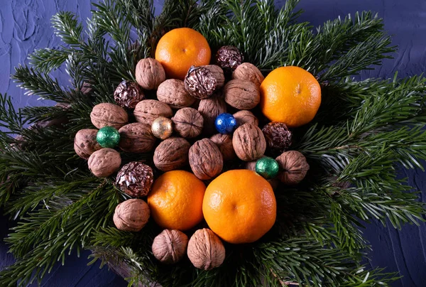 Tangerinas Suculentas Doces Nozes Mesa Ramos Abeto Fundo Azul — Fotografia de Stock