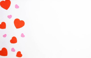 Beyaz arkaplanda farklı kalplerin deseni, üst görünüm