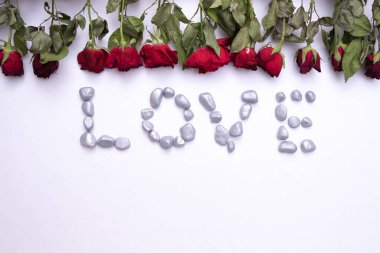 Beyaz bir arka planda taşların üzerinde 