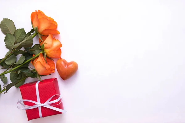 Orange Roses Stone Heart Gift White Background Top View — Stock Photo, Image