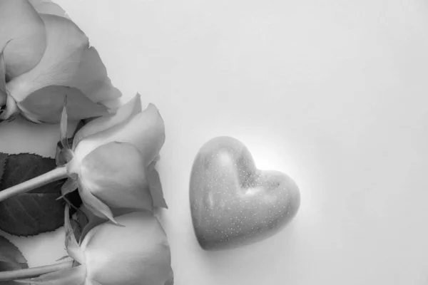 Black White Photo Roses Stone Heart White Background Top View — Stock Photo, Image