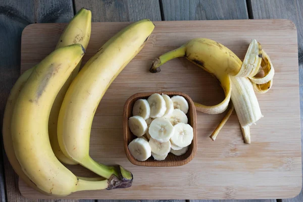 Broken Banana Lies Wooden Board Cut Bananas Lie Wooden Cup — Stock Photo, Image