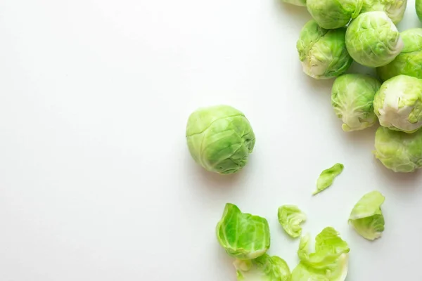 Des Choux Bruxelles Mûrs Reposent Sur Table Côté Ses Feuilles — Photo