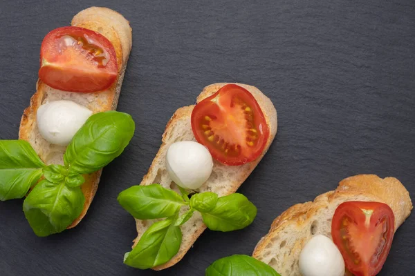 Tres Croutons Con Mozzarella Albahaca Tomates Picados Encuentran Soporte Piedra —  Fotos de Stock