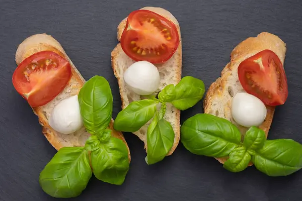 Tres Croutons Con Mozzarella Albahaca Fresca Tomates Picados Encuentran Soporte —  Fotos de Stock