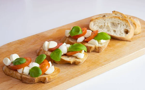 Träskiva Ligga Kex Med Mozzarella Färsk Basilika Tomater Vit Bakgrund — Stockfoto