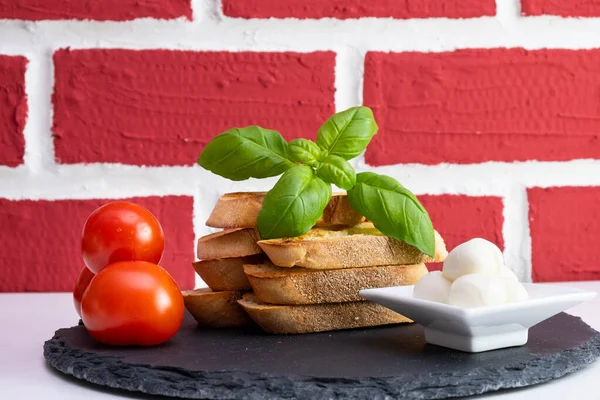 Crutones Pan Blanco Con Mozzarella Albahaca Tomates Una Taza Sobre —  Fotos de Stock