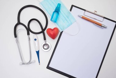 Maske, steteskop, kırmızı kalp, notlar için kağıt, termometre ve antiseptik.