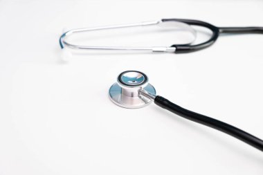 Masadaki beyaz arka planda steteskop