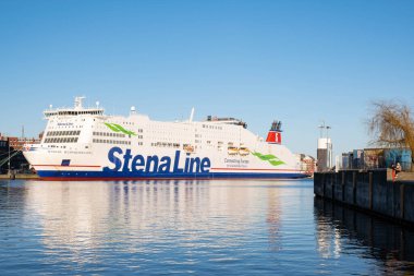 Dev turist gemisi, salgın sırasında, dışarıda demirlemiş.