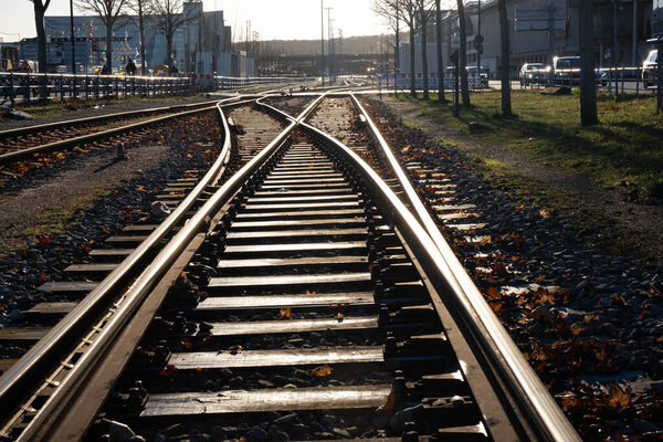 Железнодорожный путь уходит вдаль, снаружи