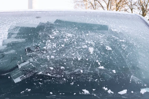 Arabanın Camında Buzdan Temizlenmiş Sokakta — Stok fotoğraf