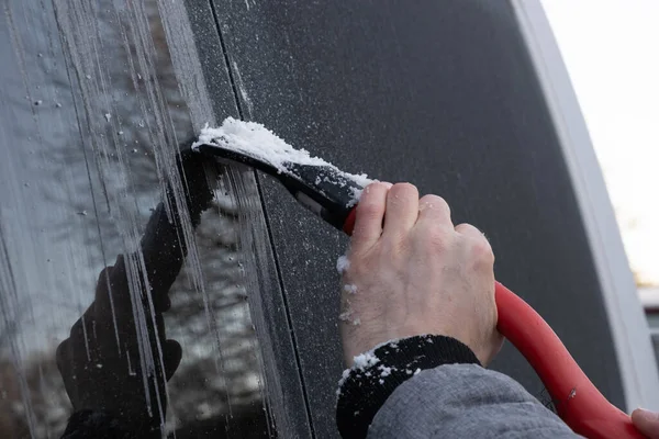 Allvarlig Frost Gatan Frös Bilfönstret Och Man Rengör Det Gatan — Stockfoto