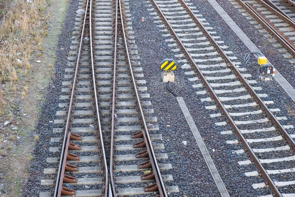 Köprünün altında, caddede raylar var.