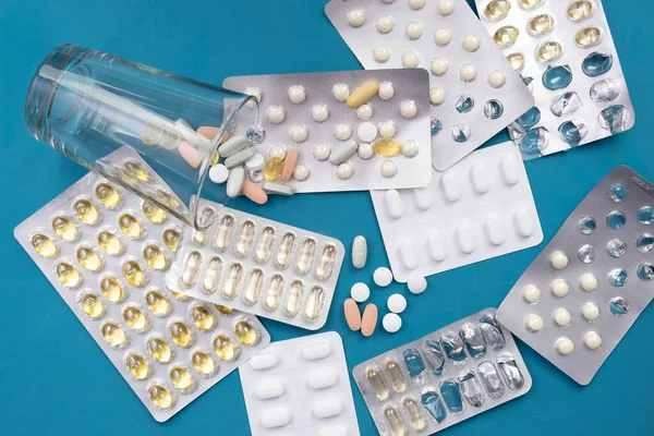 Píldoras Enteras Abiertas Vitaminas Vidrio Invertido Yacen Sobre Mesa Sobre — Foto de Stock