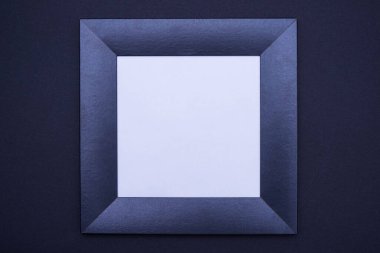 Ortada, siyah bir arkaplanda, beyaz arkaplan ve yakın plan ile siyah bir çerçeve bulunur.