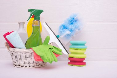 Sepetteki fırçalar, paçavralar, eldivenler ve deterjanlar, sepetteki evi temizlemek için.