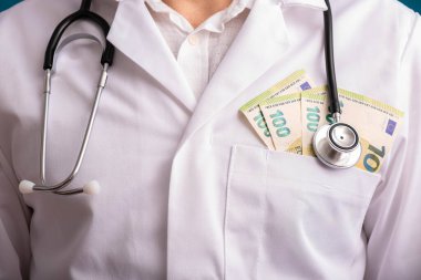 Omuzlarında steteskop ve cebinde para olan beyaz önlüklü bir doktor.
