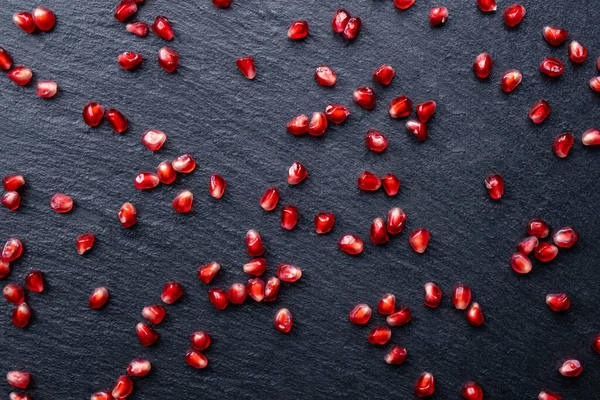 Grains Épars Grenade Mûre Sur Fond Noir Gros Plan — Photo