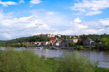 Elbe Nehri, Almanya 'nın Pirna şehrinden geçen motorlu gemilerin geçtiği nehirdir.