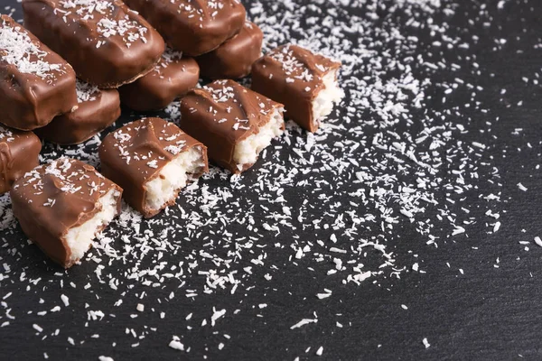 Barras Chocolate Con Relleno Coco Espolvoreado Con Copos Coco Sobre Imagen De Stock