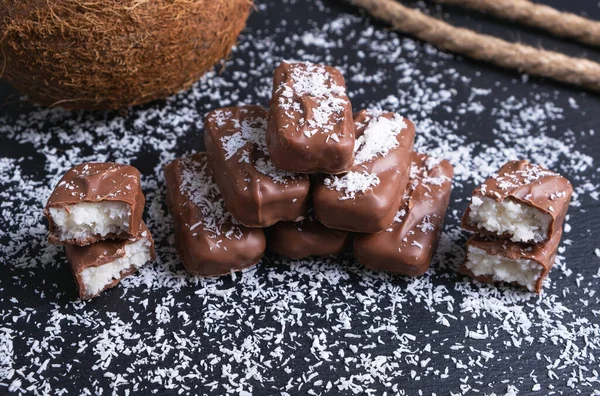 Barras Chocolate Con Relleno Coco Espolvoreado Con Copos Coco Sobre Fotos De Stock Sin Royalties Gratis