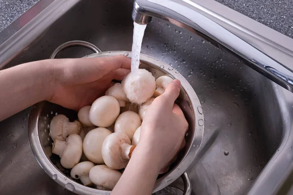 Champignons Werden Der Küche Unter Fließendem Wasser Gewaschen Nahaufnahme — Stockfoto