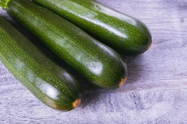 Trois Jeunes Courgettes Allongées Sur Une Planche Bois Gros Plan — Photo