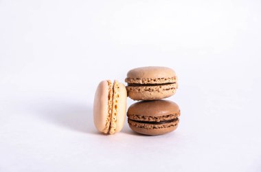 Spor malzemeleri - dambıl ve ip atlama, elma ve su şişesi, spor ayakkabıları ve elbiseler, mavi arka plan