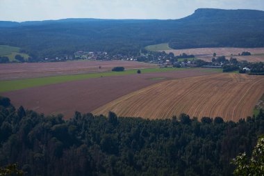 Güneşli bir yaz gününde güzel bir manzara, Almanya