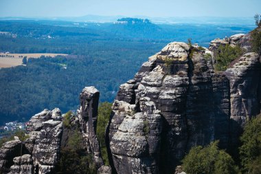 Yüksek uçurumlar, güzel manzaralar güneşli bir yaz gününde, Almanya