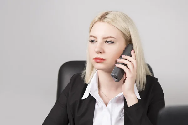 Femme homme d'affaires sur le lieu de travail. appels téléphoniques — Photo