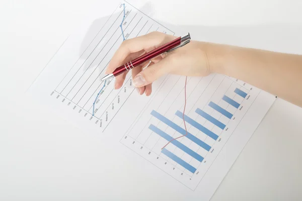 Office worker studying the chart with a pen — Stock Photo, Image