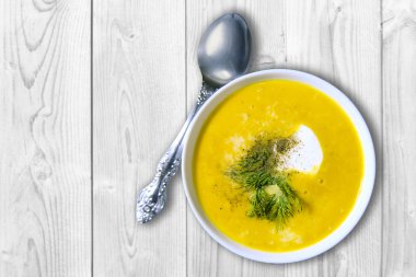 Beyaz bir tabak içinde püre kabak çorbası