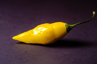 Kırmızı naga hayalet biber