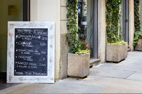 Blackboard with a typical Sicilian menu at a restaurant in a str — Stock Photo, Image