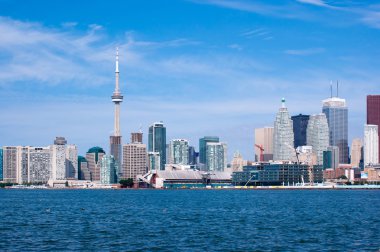 Toronto manzarası açık bir gökyüzü altında.