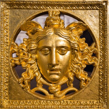 Medusa maskesi altın