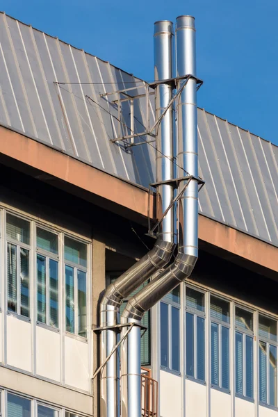 Close-up van twee ventilatie schoorstenen in roestvrij staal — Stockfoto