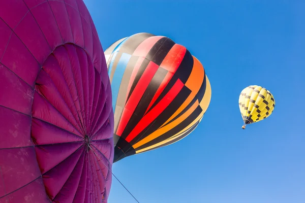 Barevné horkovzdušné balónky v letu — Stock fotografie