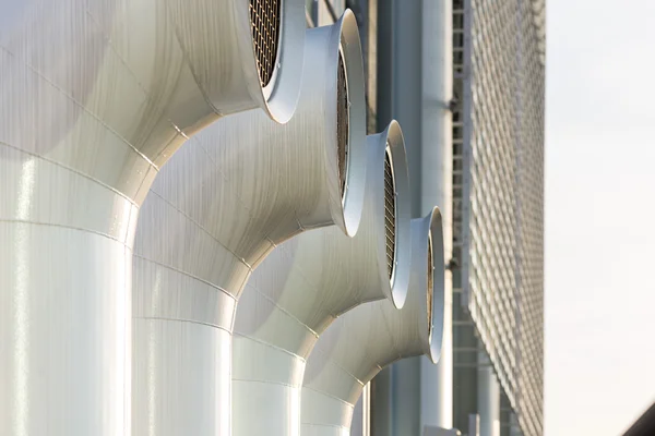 Verschillende ventilatie schoorstenen geschilderd staal — Stockfoto