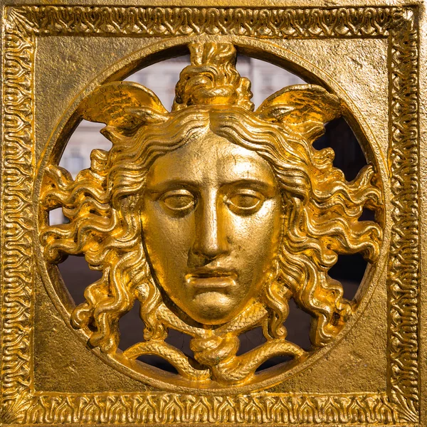 Medusa maskesi altın