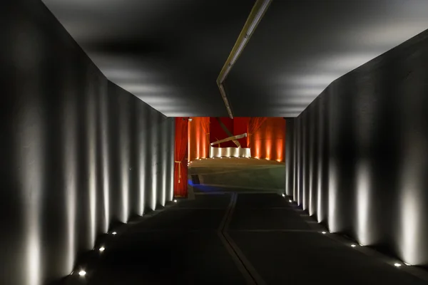 bir yer altı otoparkı rampa